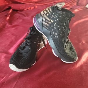 Size 4 y - Nike LeBron 17 Mid Lakers. Bq5594004. Ucp00193153671064 Multi-Colored